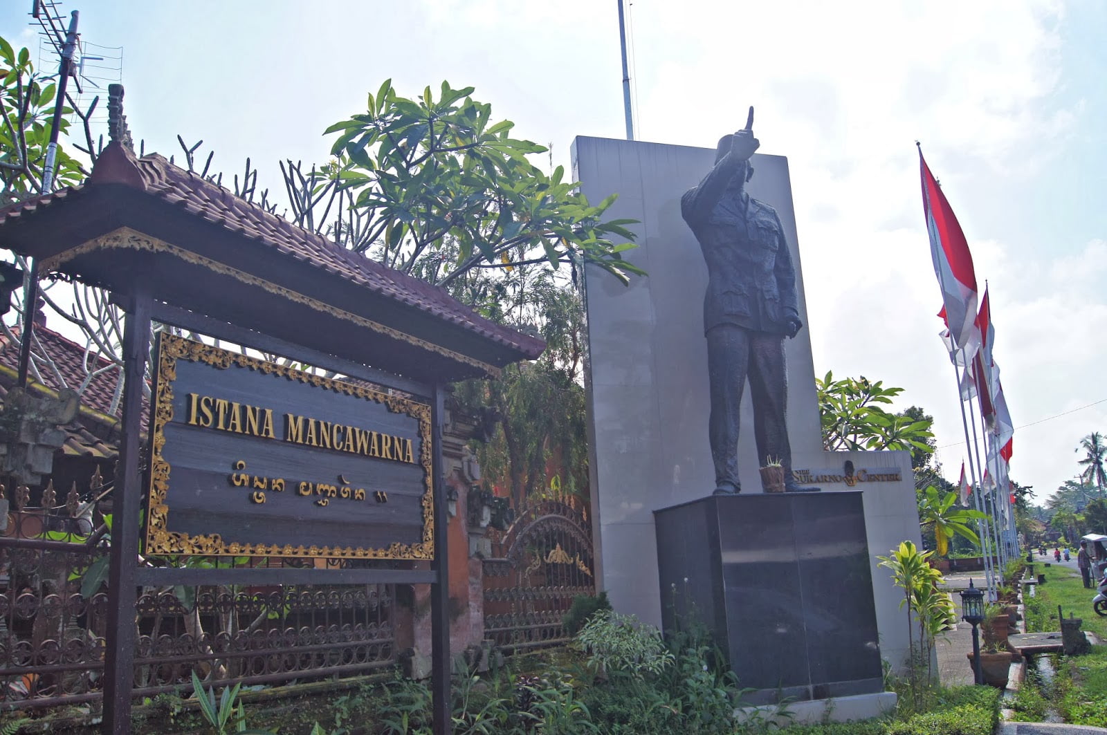 Edificio con banderas indonesias y esculturas que vimos por el camino