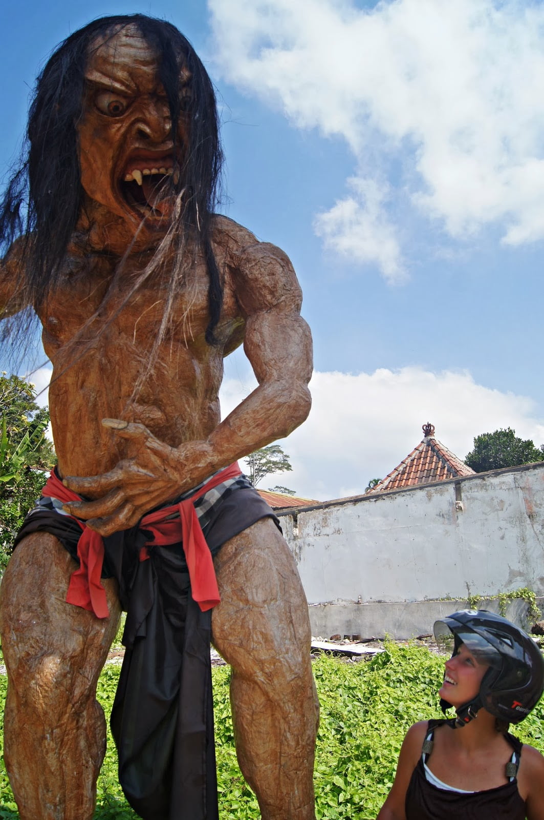 Estatuas gigantes por las carreteras de Bali en moto
