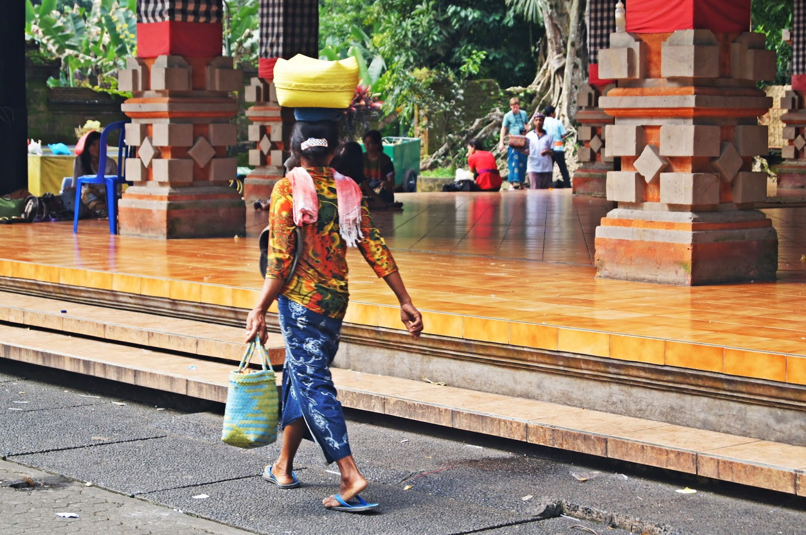 Muchas mujeres en Bali llevan la carga en la cabeza como si nada
