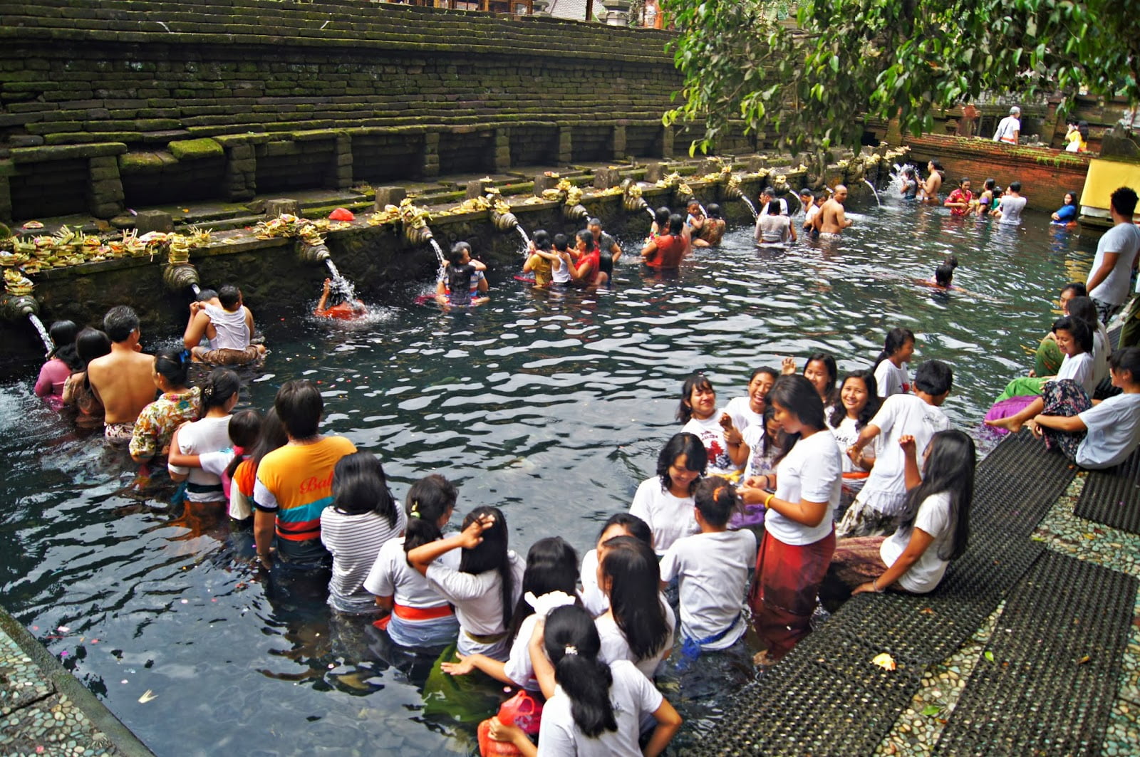 Colas de locales para las fuentes en Tirta Empul. Bali en moto..