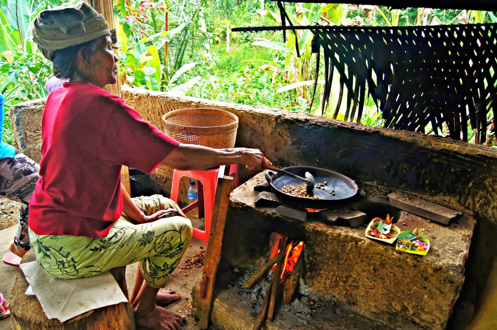 Balinesa tostando el café luwak