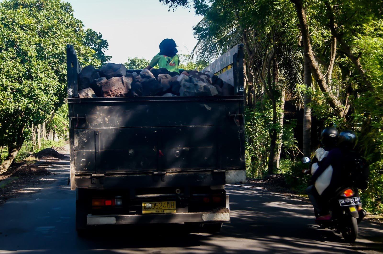 Balines subido en los escombros del camión
