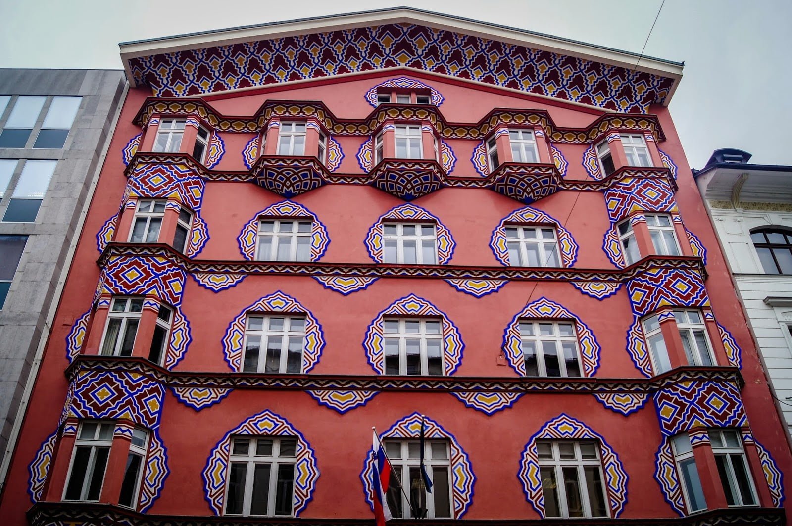 Fachada edificio esloveno precioso
