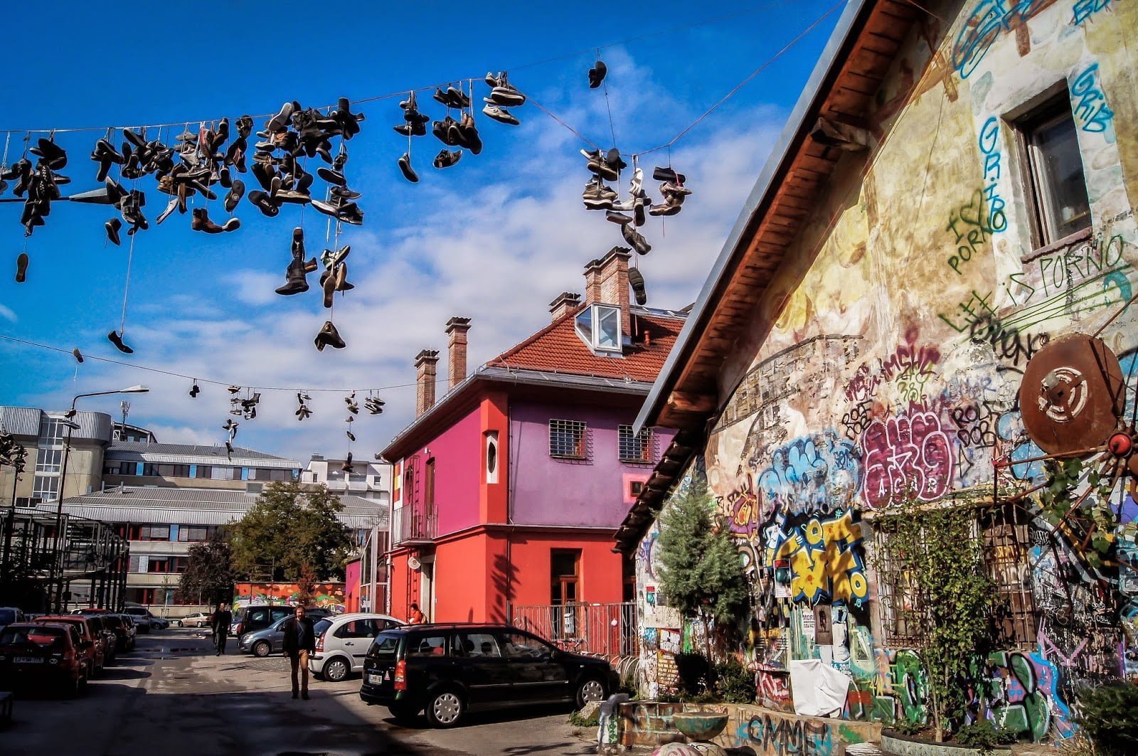 Zapatos colgando en Metelkova