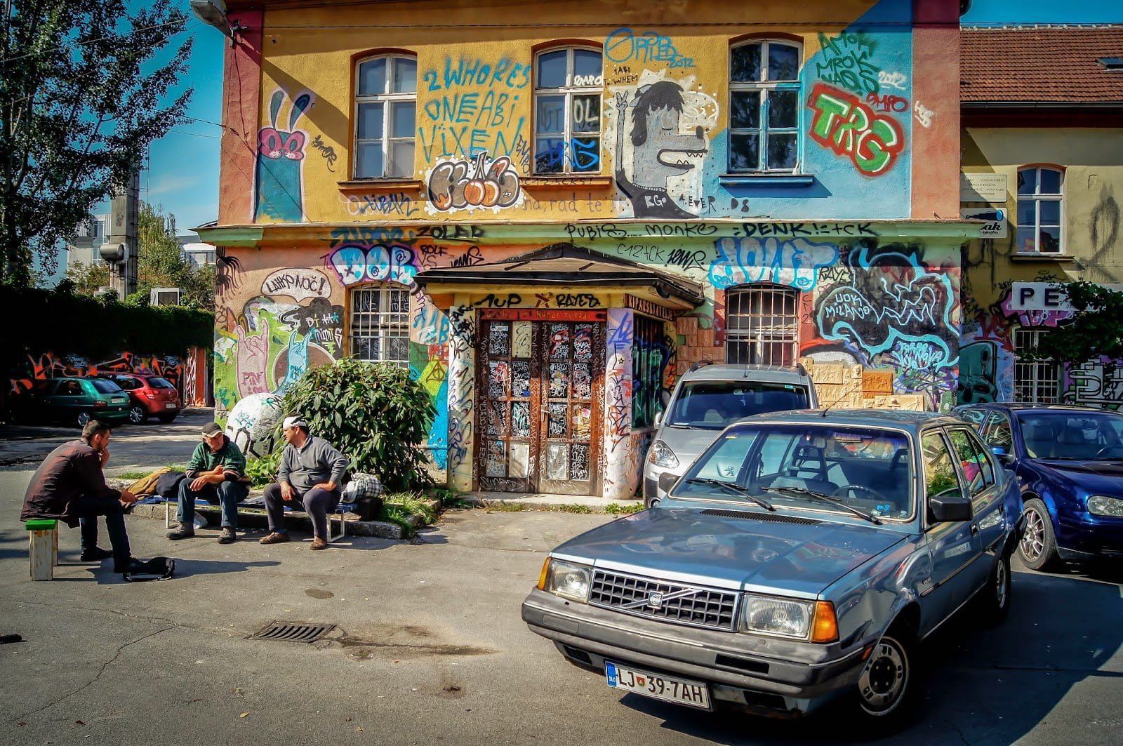 Viejos de cháchara en el corazón de Metelkova