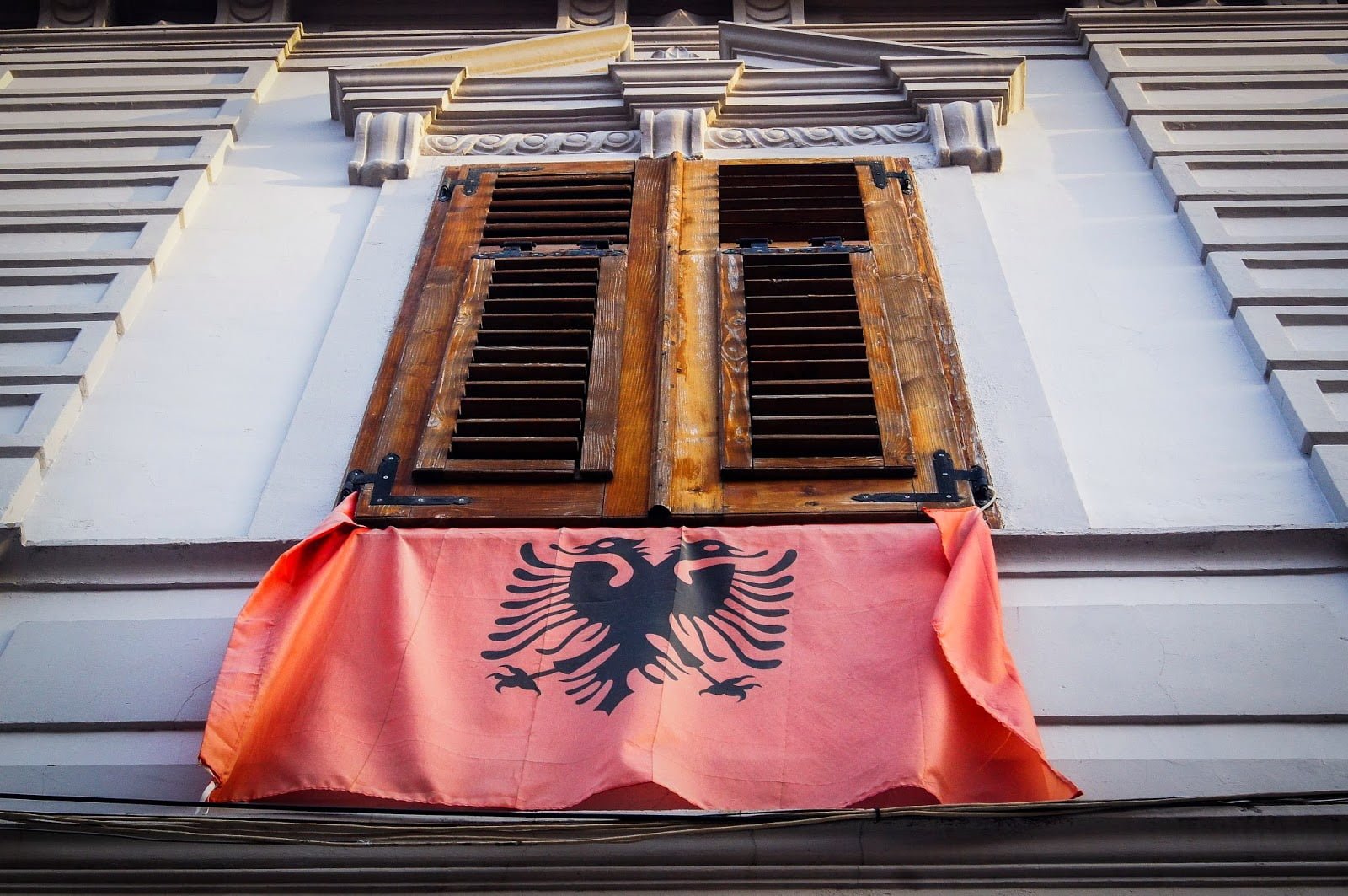 Bandera albana colgada en un balcón