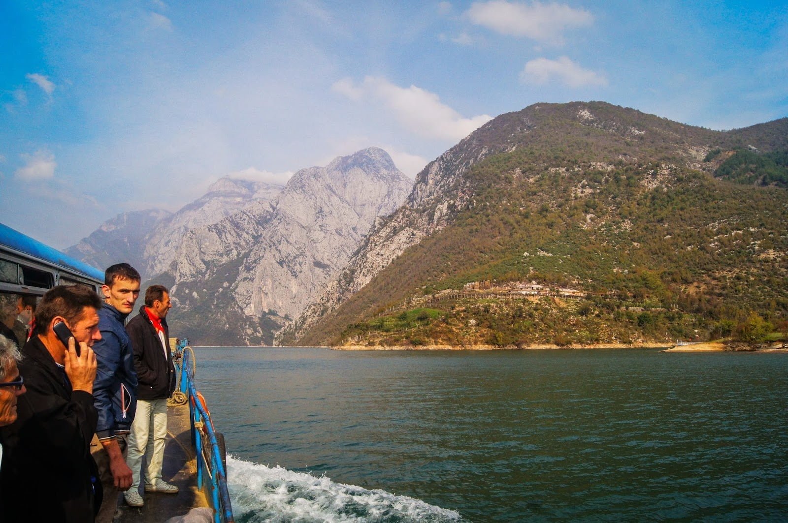 Navengado con locales por el lago Koman