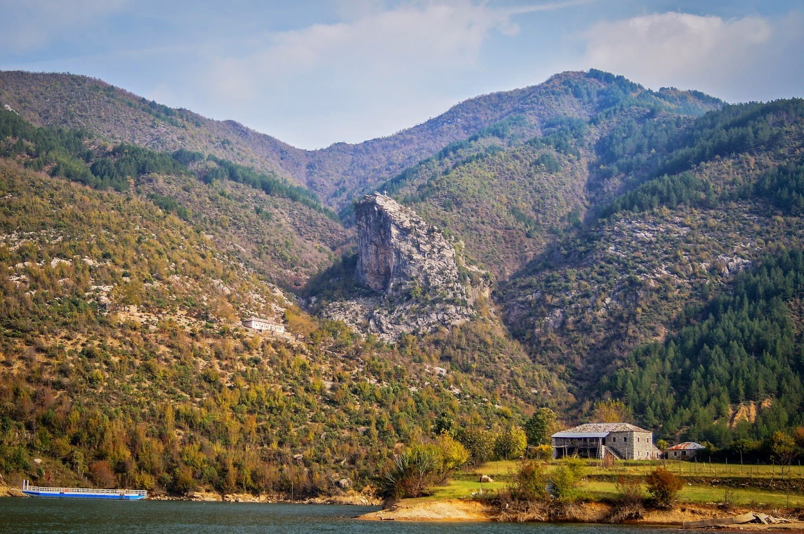 Montañacas del lago Koman