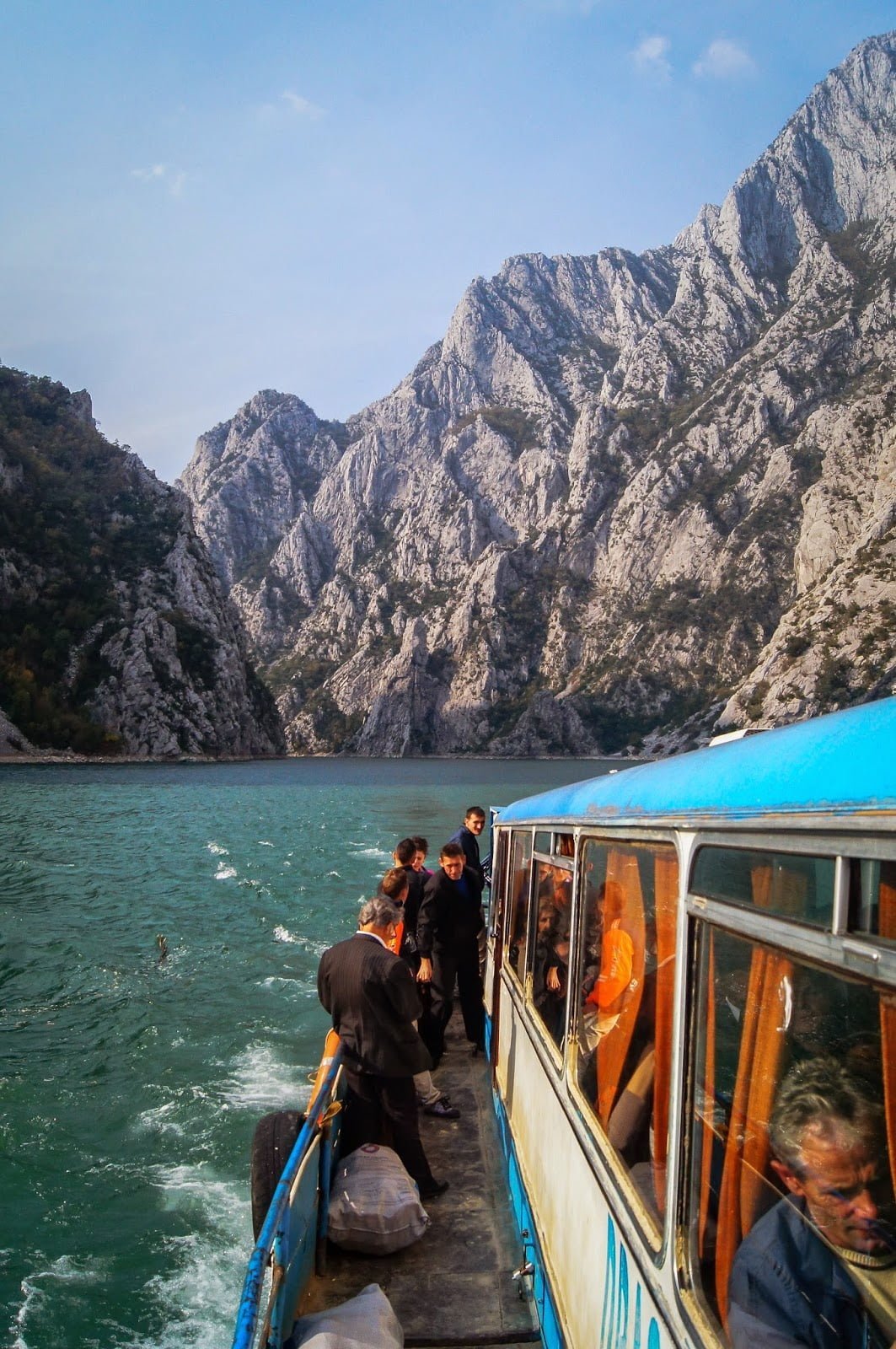 Tripulación del ferry en en lago Koman