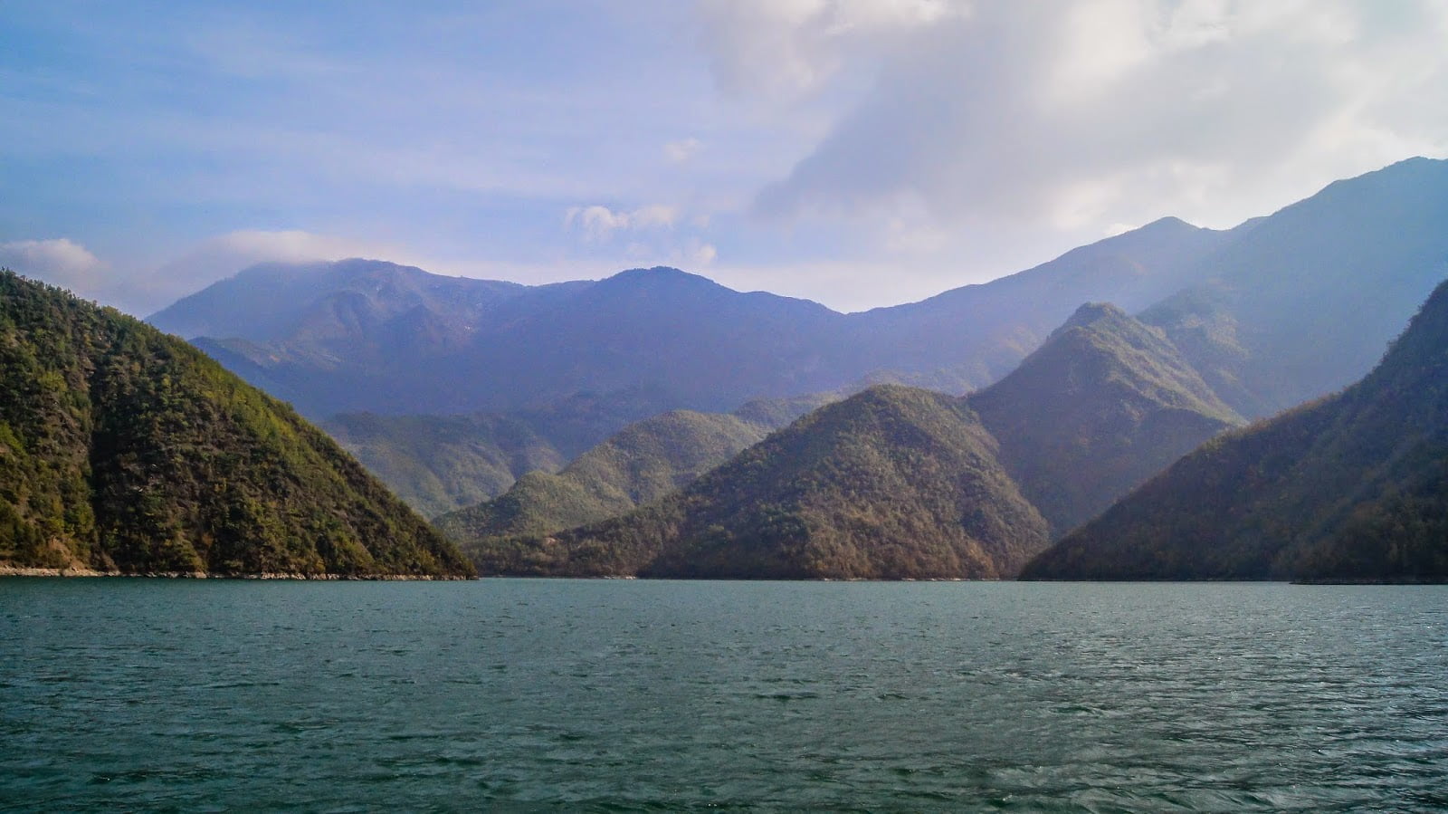 Paisajes bonitos del lago Koman