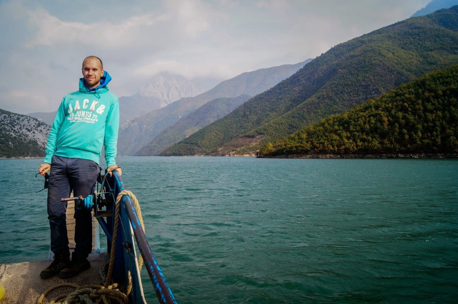 Disfrutando por el lago Koman