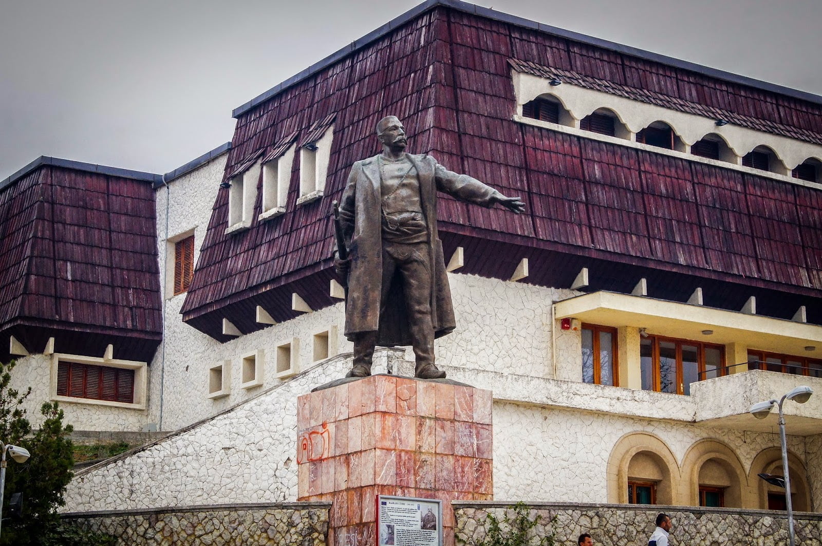 Estatua de Bajram Curri... en Bajram Curri