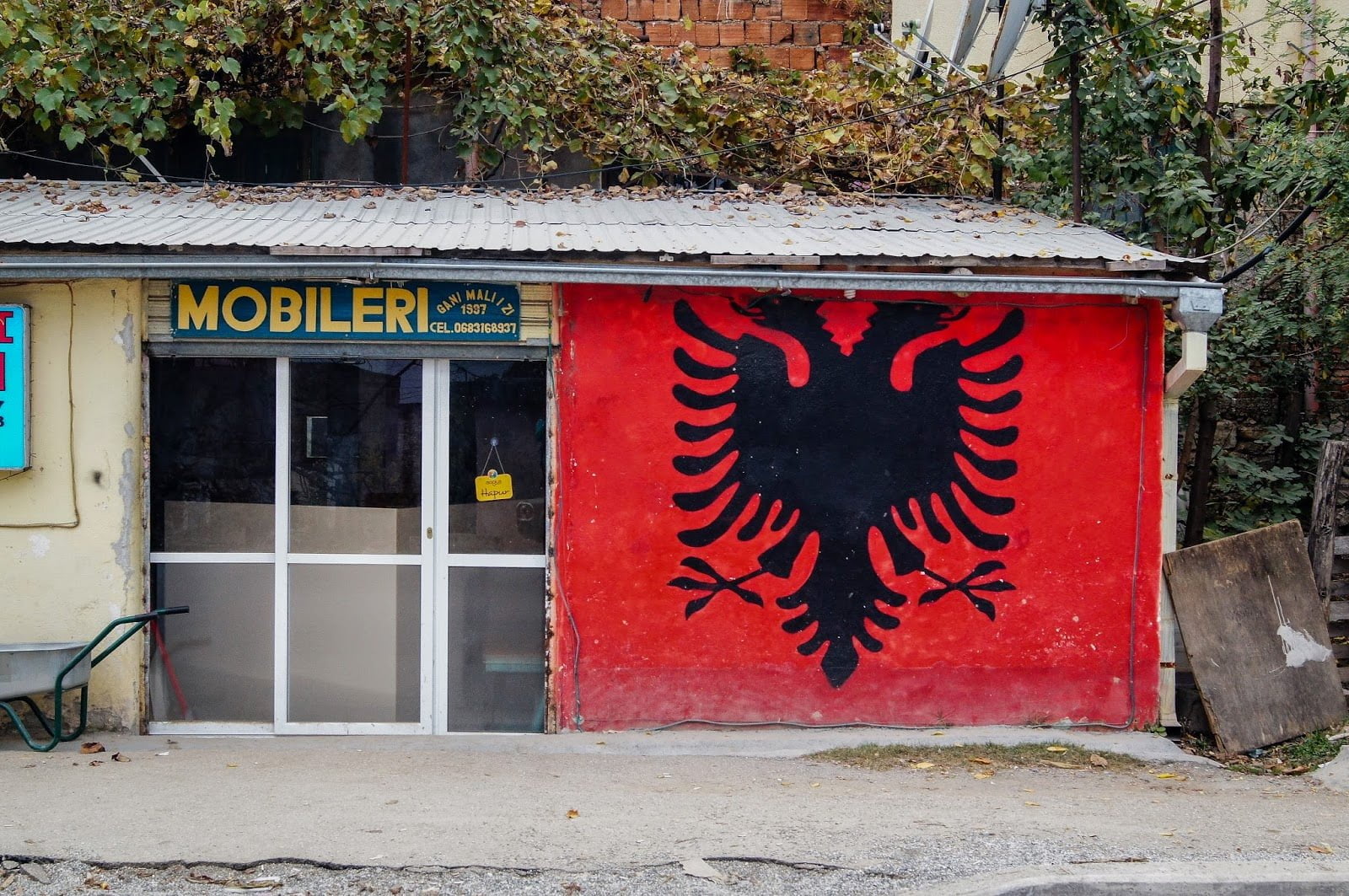 Bandera de Albania, muy parecida a la de Montenegro