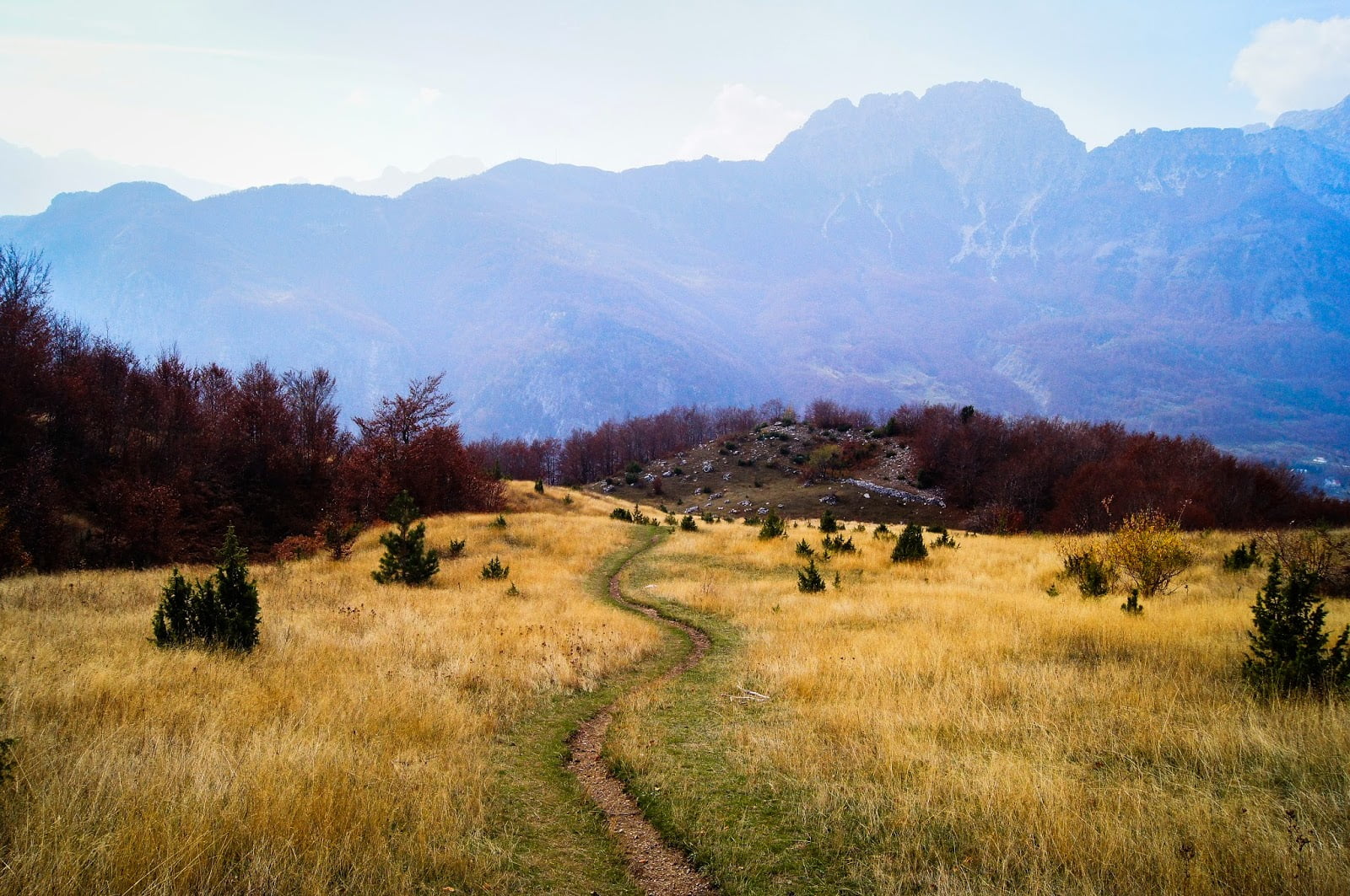 El sendero de la caminata Valbona Theth
