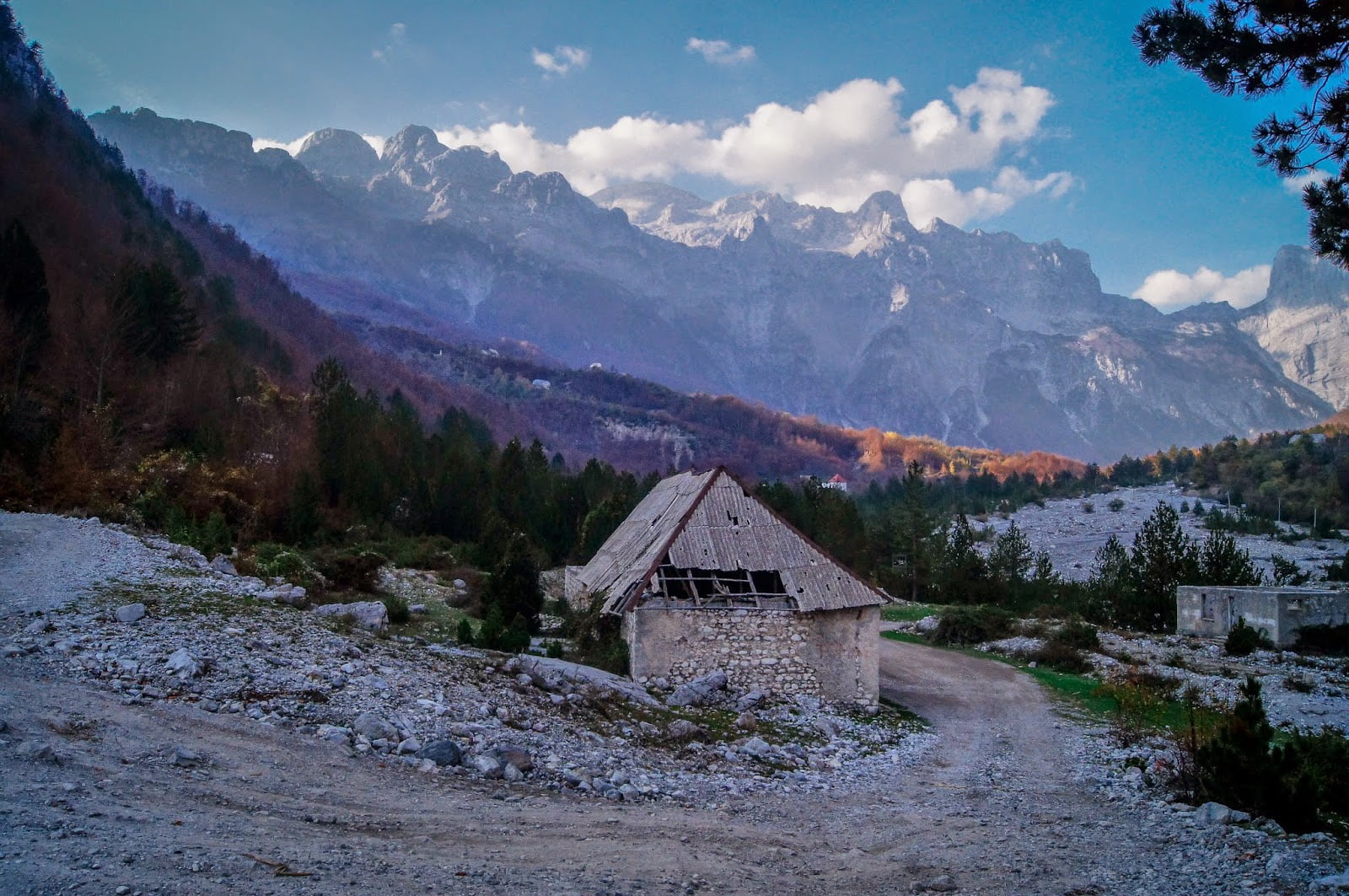 Ya en Theth esperando nuestro minibús que pasaba por esa carretera 