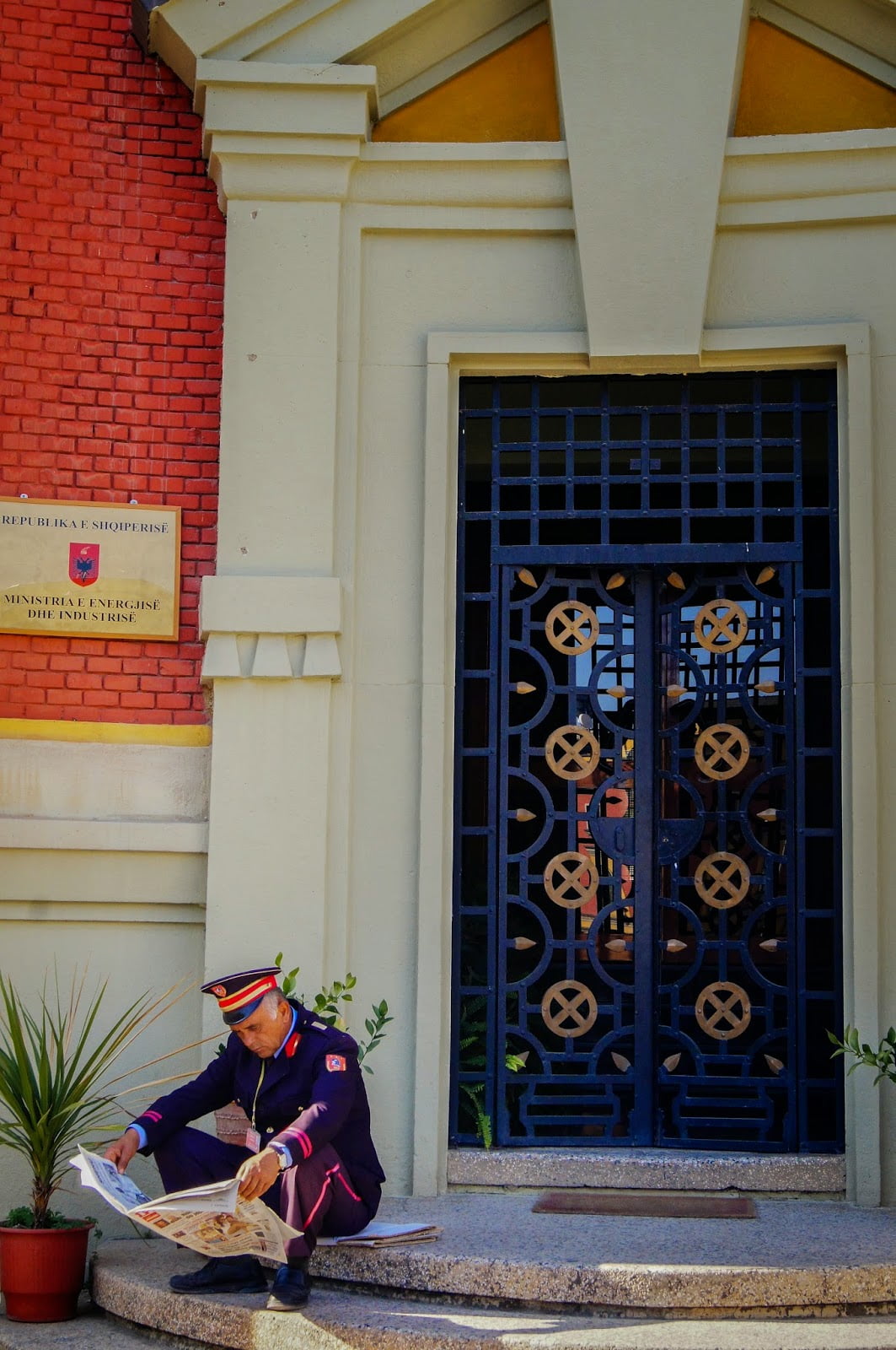 Guardián haciendo bien su trabajo en Tirana