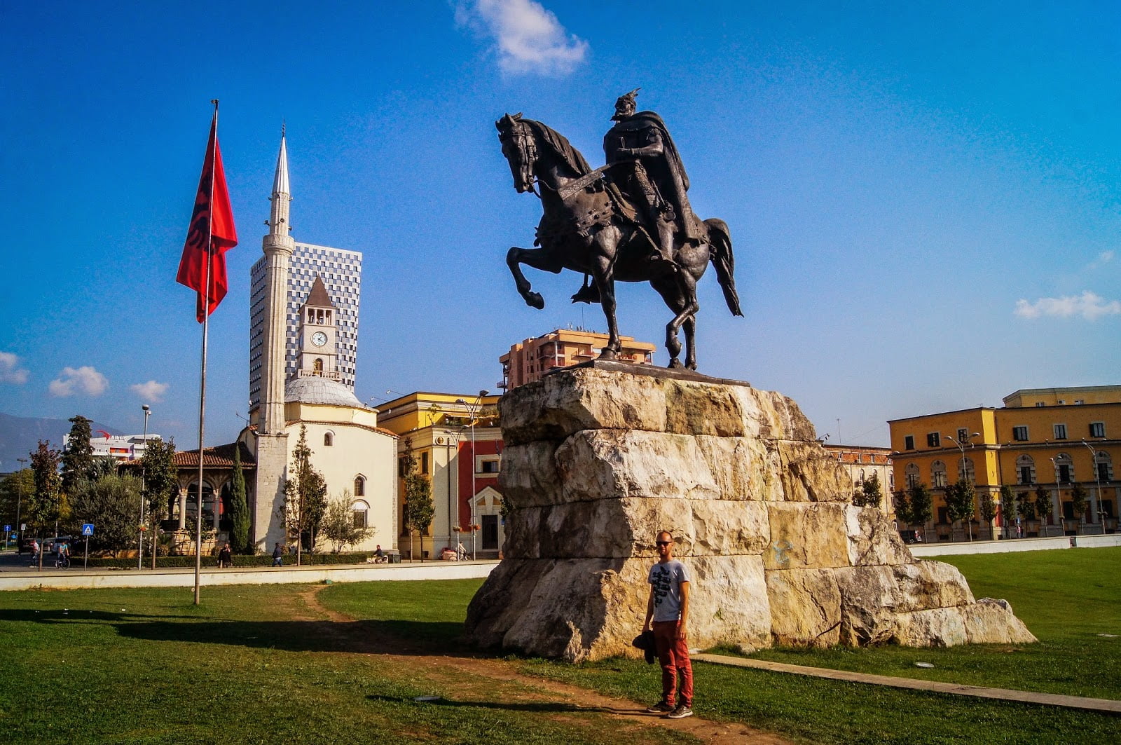 Junto a la estatua del omnipresente Skadenberg