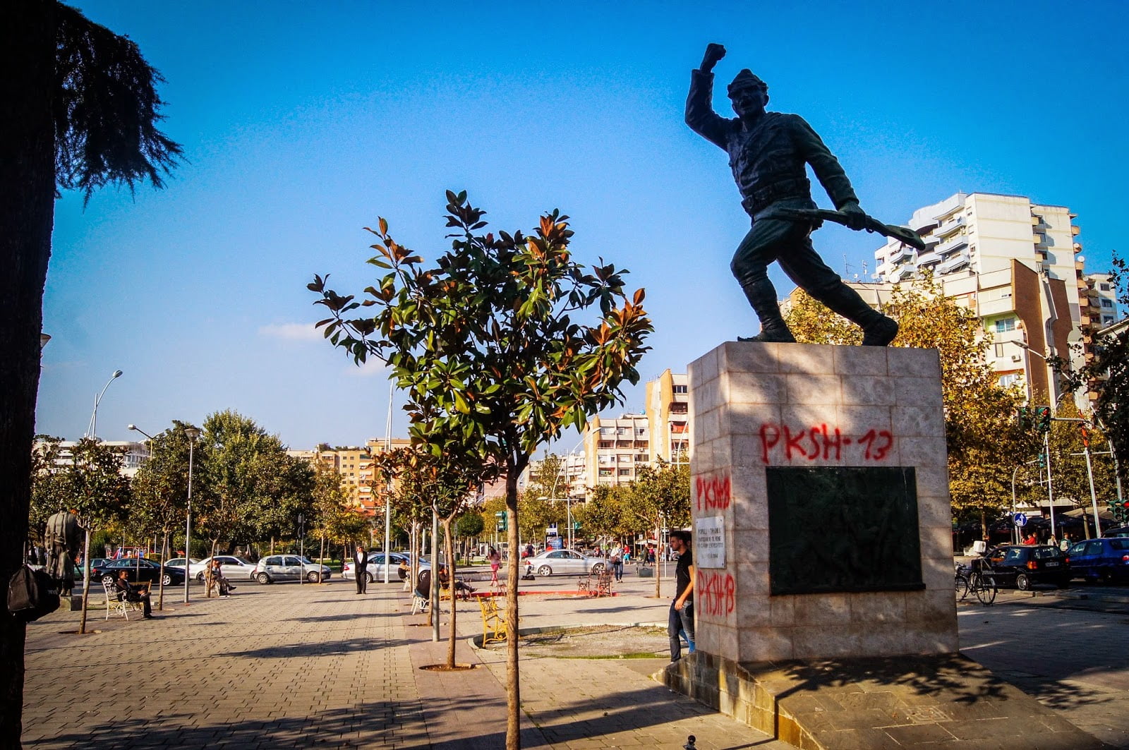 Estatua en las calles de Tirana