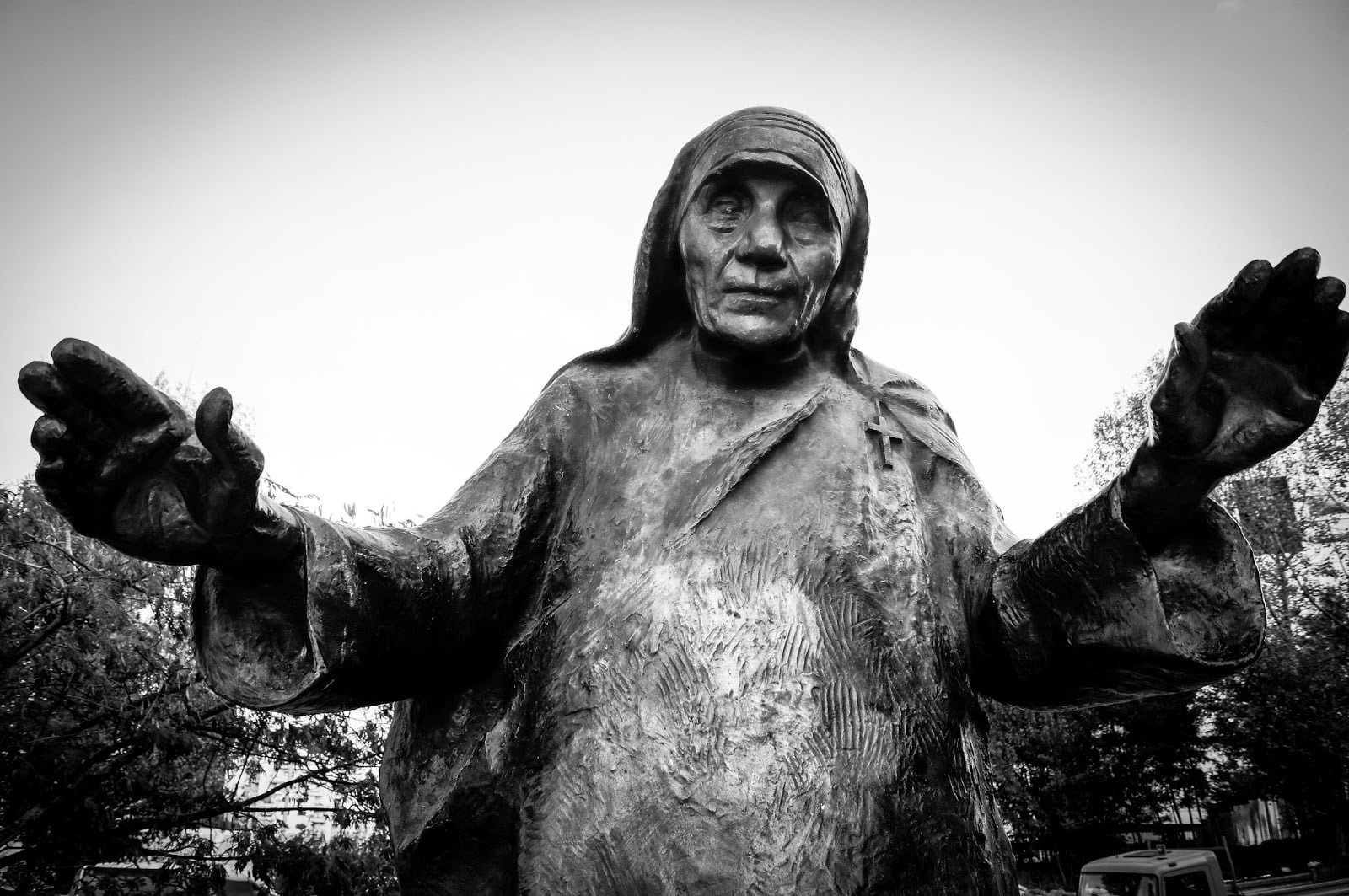 Estatua de Teresa en la plaza de Madre Teresa