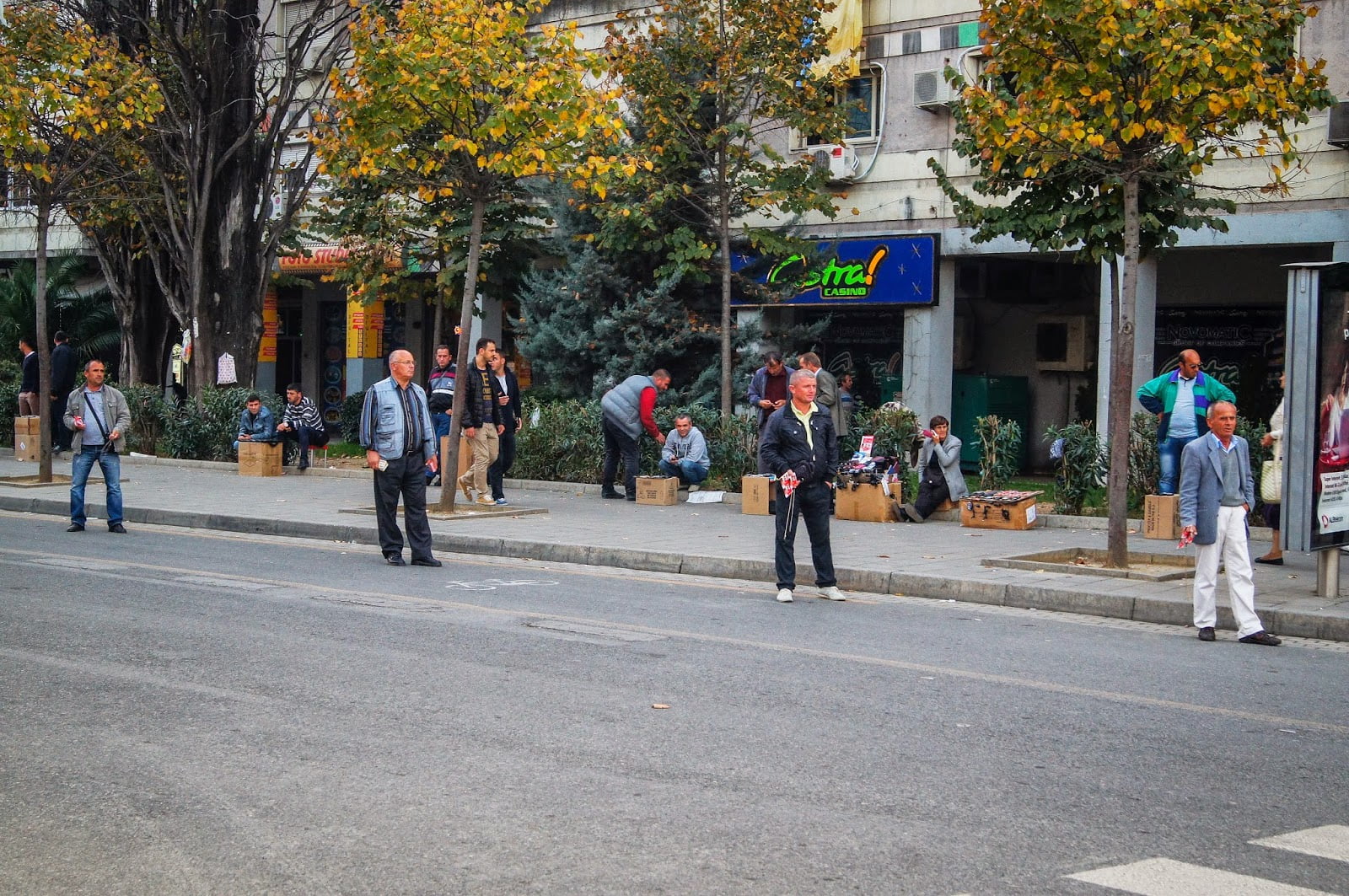 Que alguien me explique que hacían estos señores con un montón de billetes en la mano en mitad de la carretera
