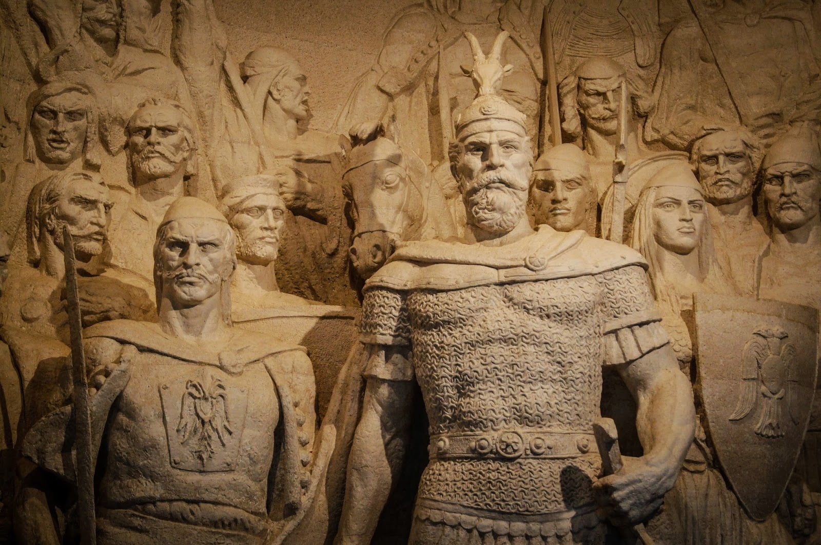 Skanderbeg y sus tropas. Qué visitar en Tirana y Kruja