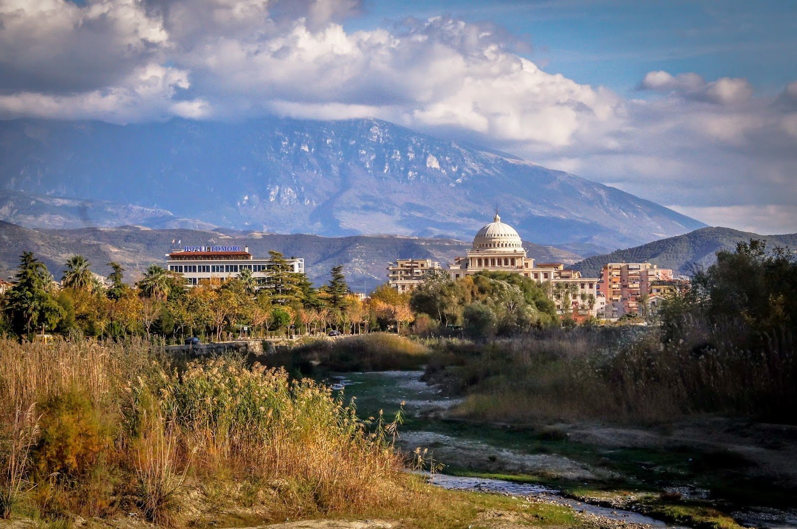 Vistas de Berat con la nueva universidad al fondo