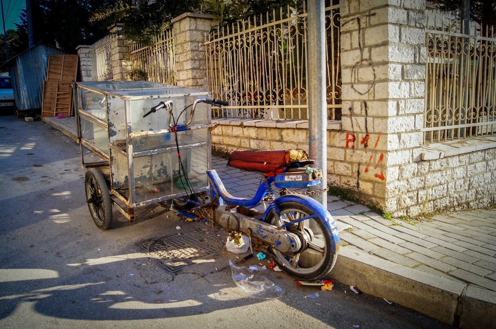 Motocarro en las calles de Berat