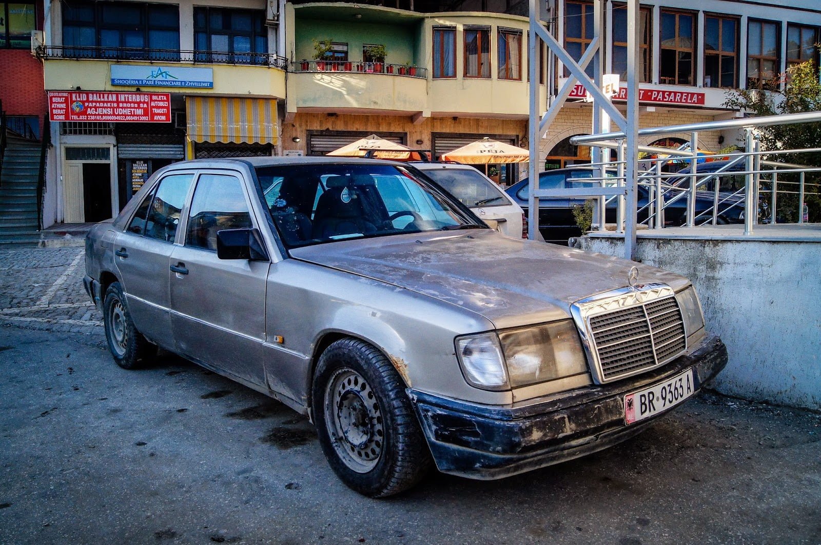 El coche estrella en estas tierras, todos quieren tener un Mercedes en Albania