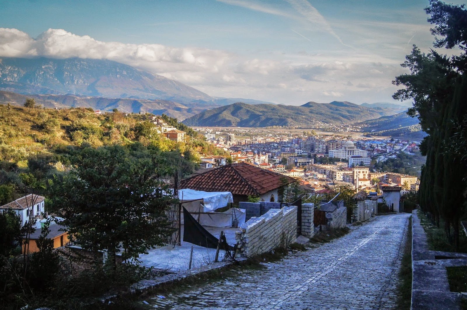 Cuesta para llegar al castillo de Berat