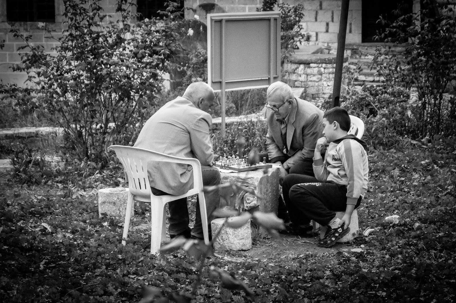 Ancianos dando lecciones a los pequeños en Beratl