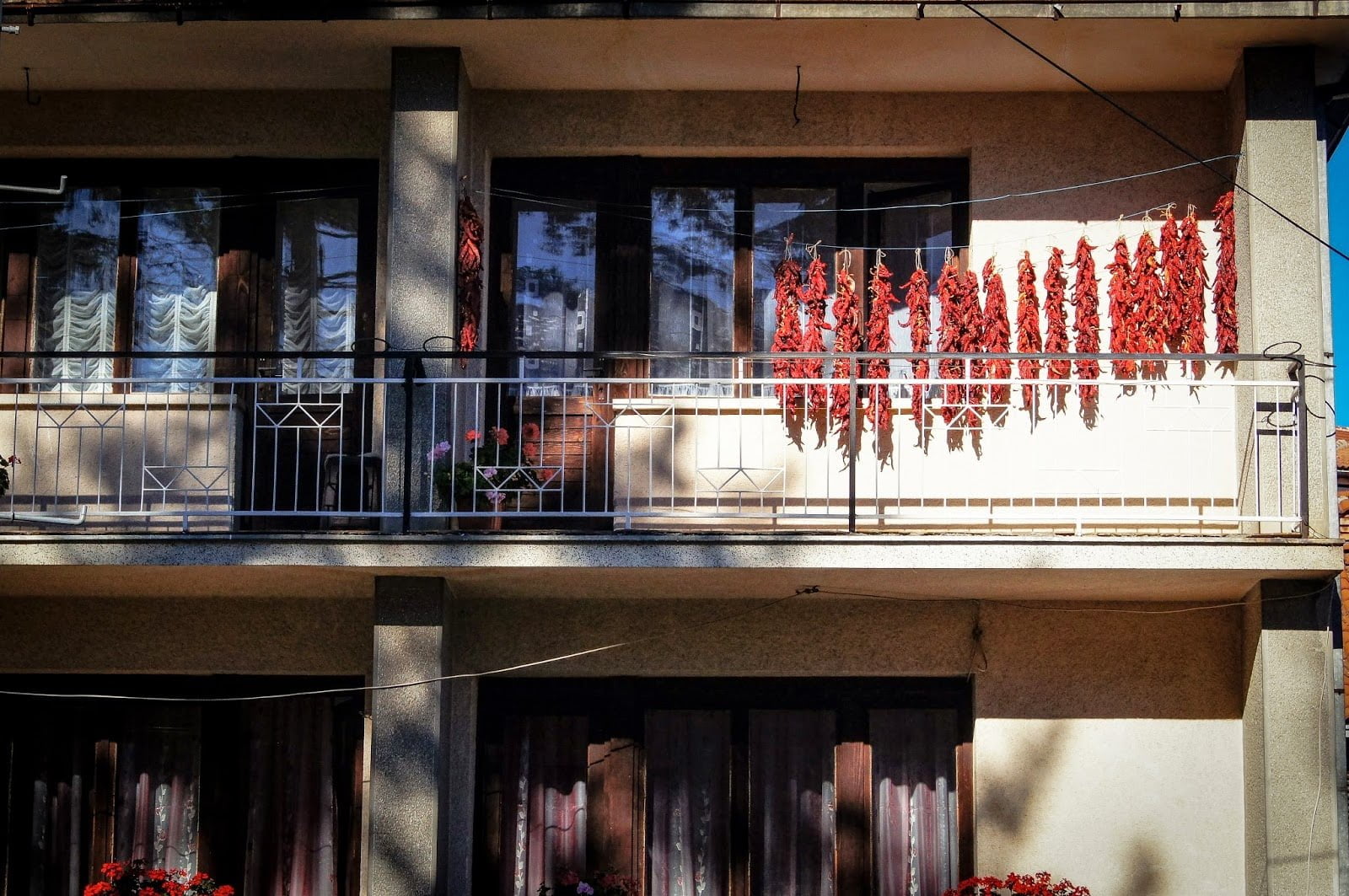 Ristra de pimientos en casas de Vevchani Ristra de pimientos en casas de Vevchani