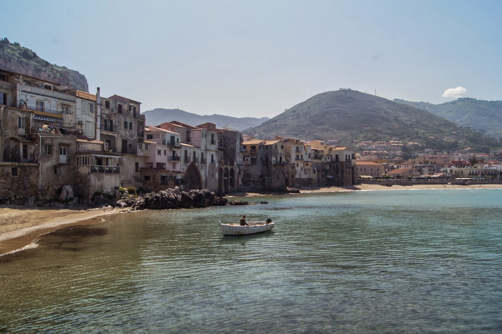 Vistas a Cefalú. Ruta de 8 días en coche por Sicilia