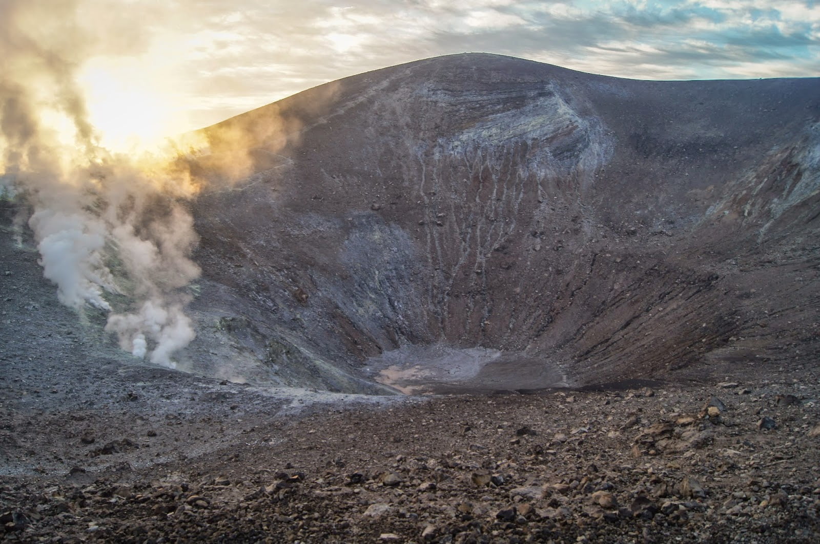 Cráter del volcán Vulcano. Ruta de 8 días por Sicilia