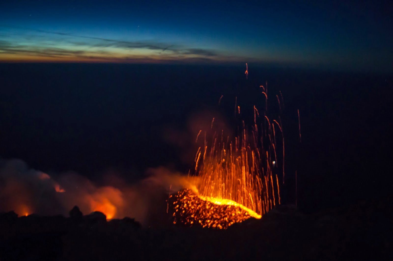 Volcán Estromboli en erupción