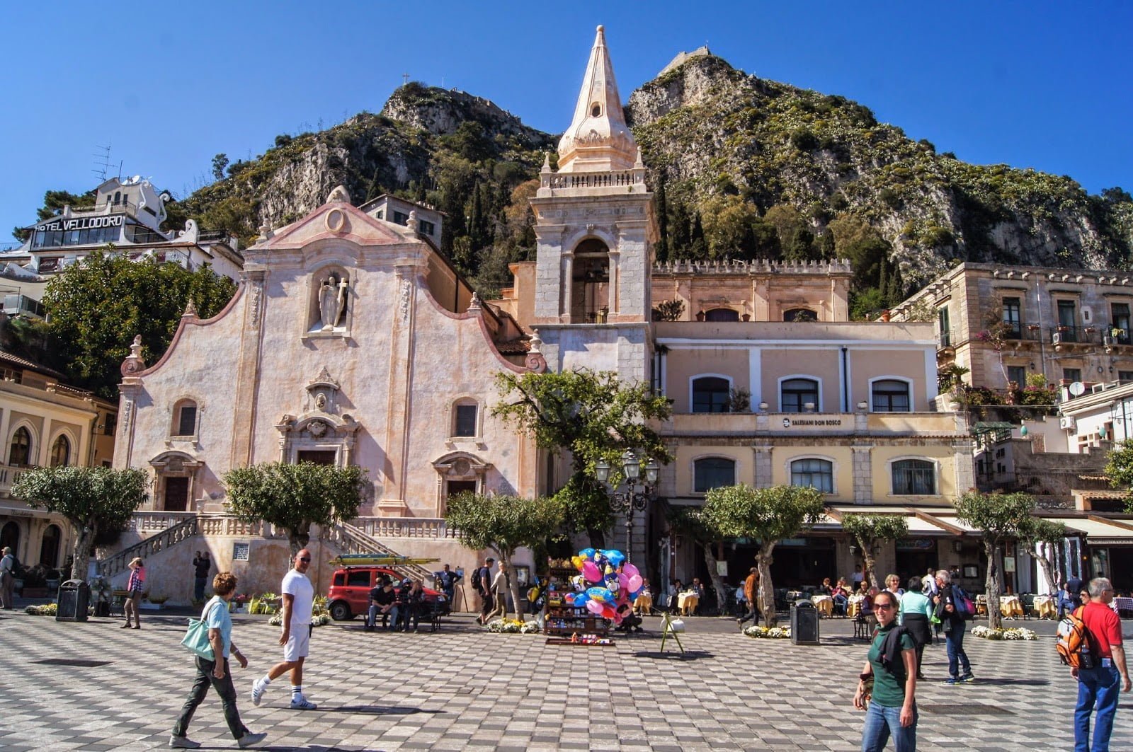 Plaza Piazza IV Aprile de Taormina. ruta de 8 días por Sicilia