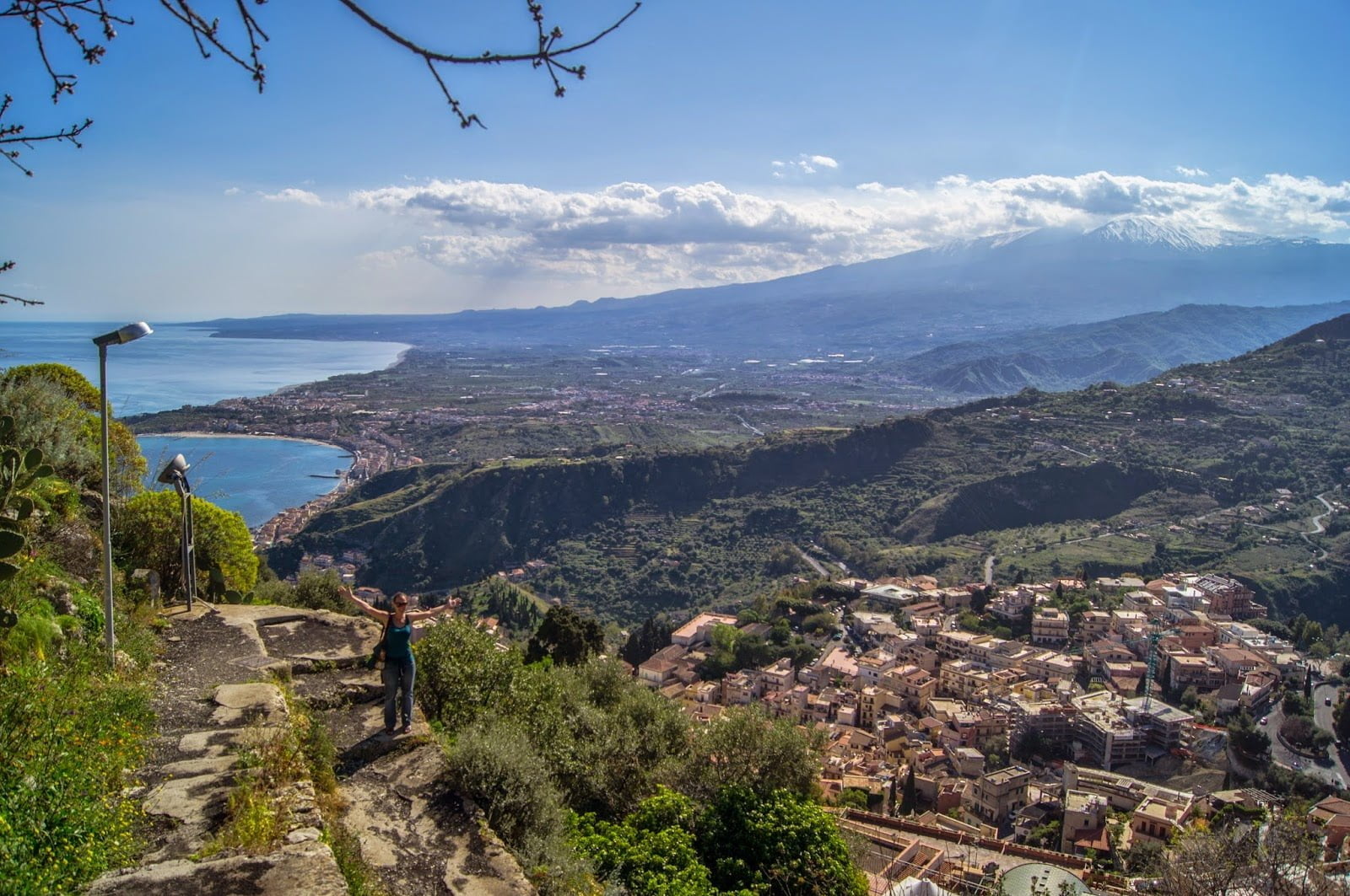 La costa de Taormina y el volcán Etna a la derecha