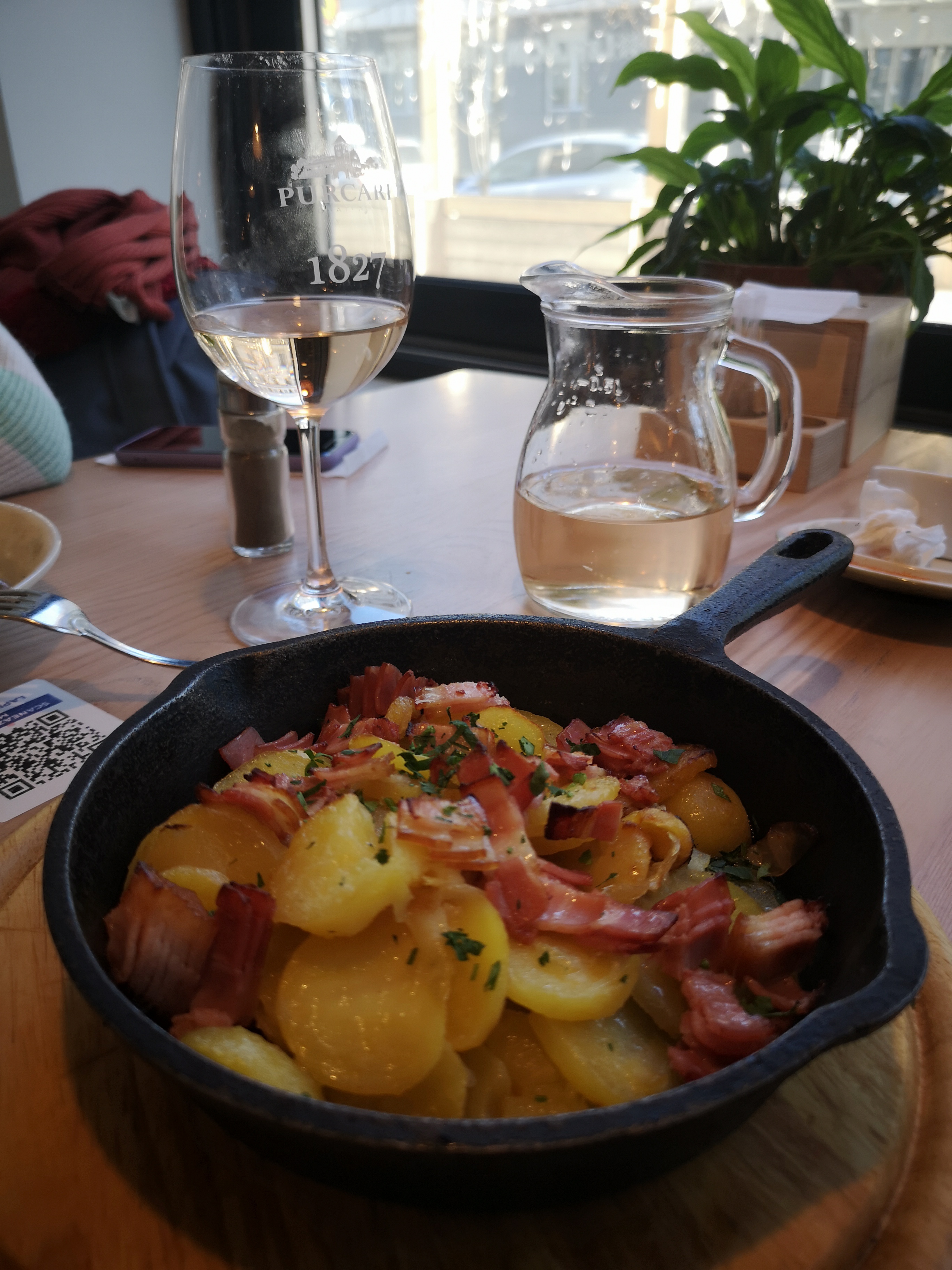 Comida exquisita moldava y vino barato