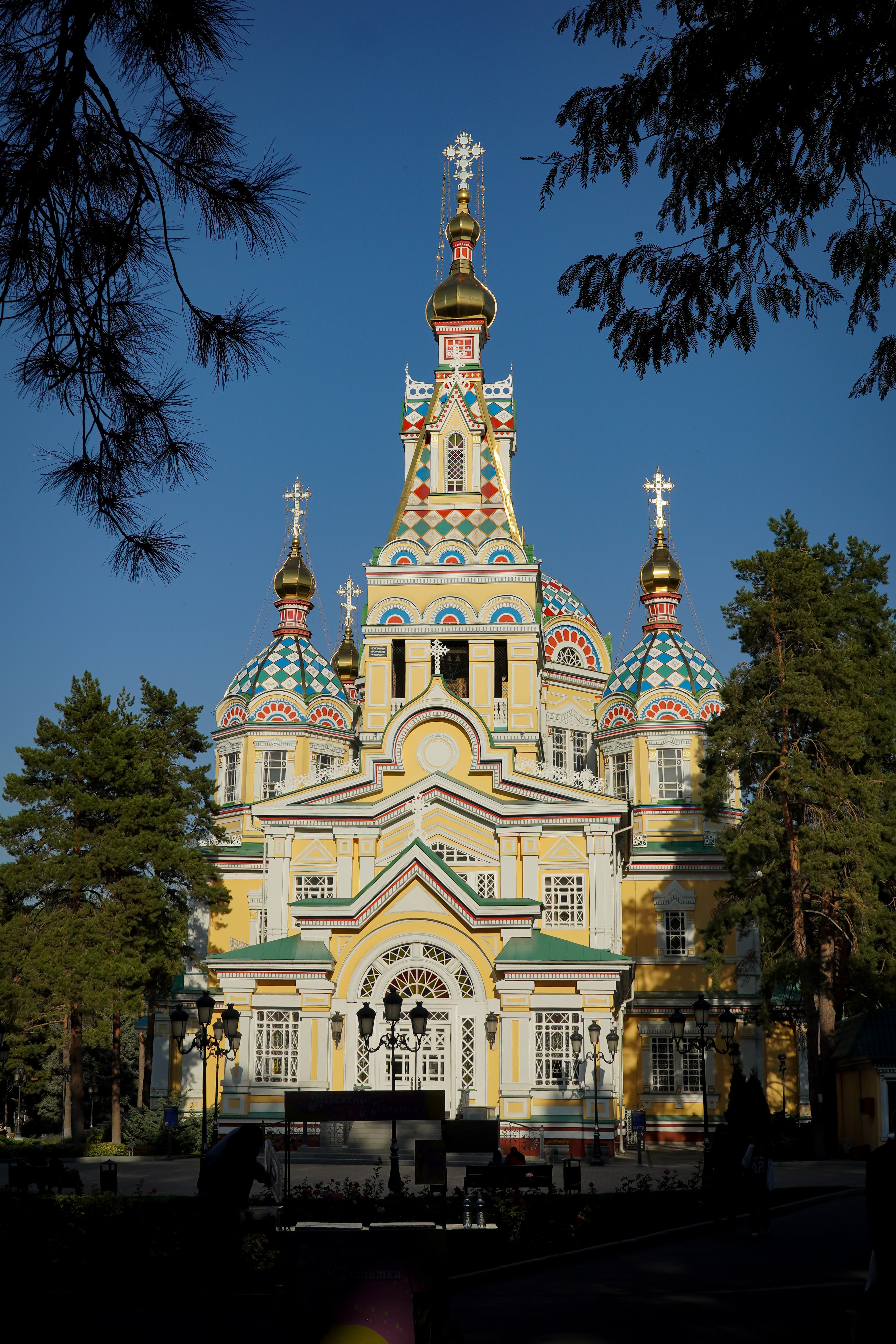 Catedral ortodoxa Zenkov de frente