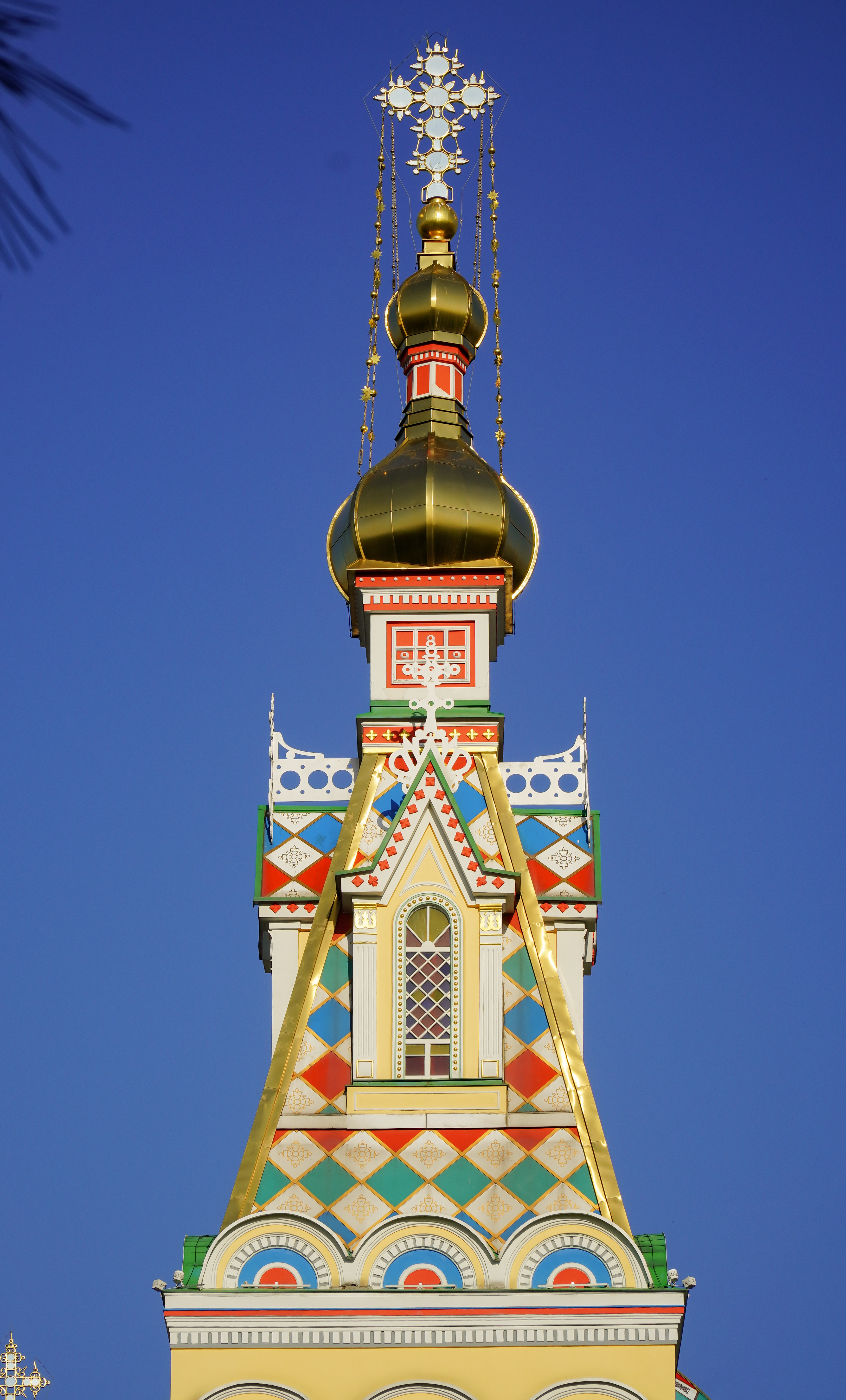 Catedral ortodoxa Zenkov de cerca