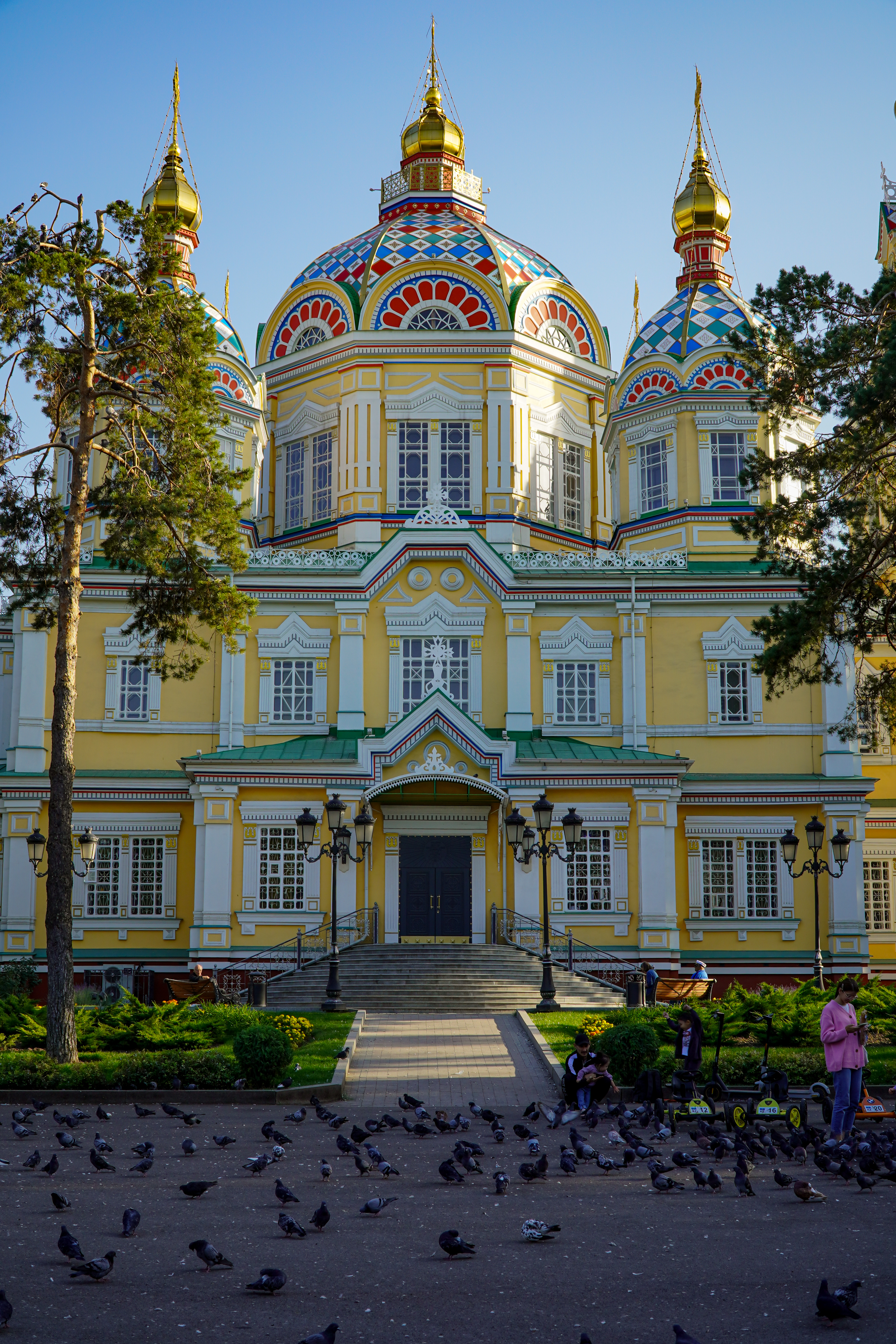 Catedral ortodoxa Zenkov con palomas