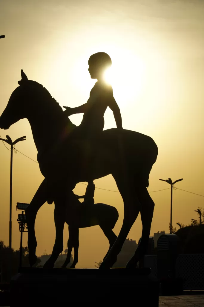 Escultura de caballo en la Plaza de la República