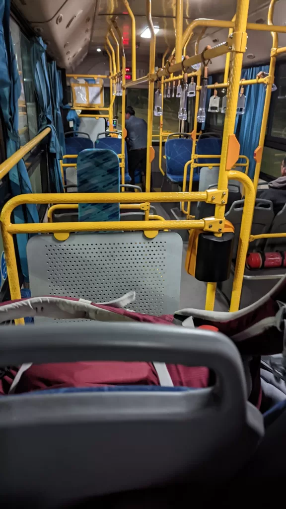 Autobus desde el aeropuerto de Almaty al centro