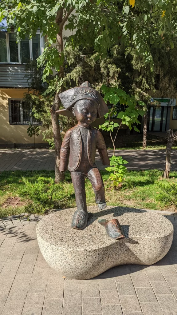 Escultura en la calle Zhibek Zholy