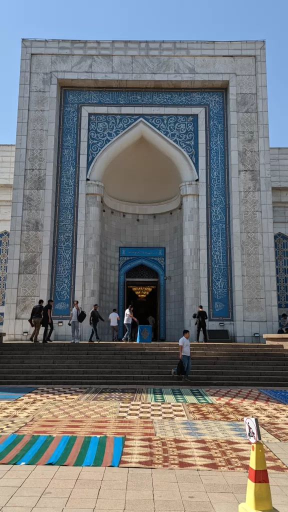 Puerta de entrada a la Mezquita Central