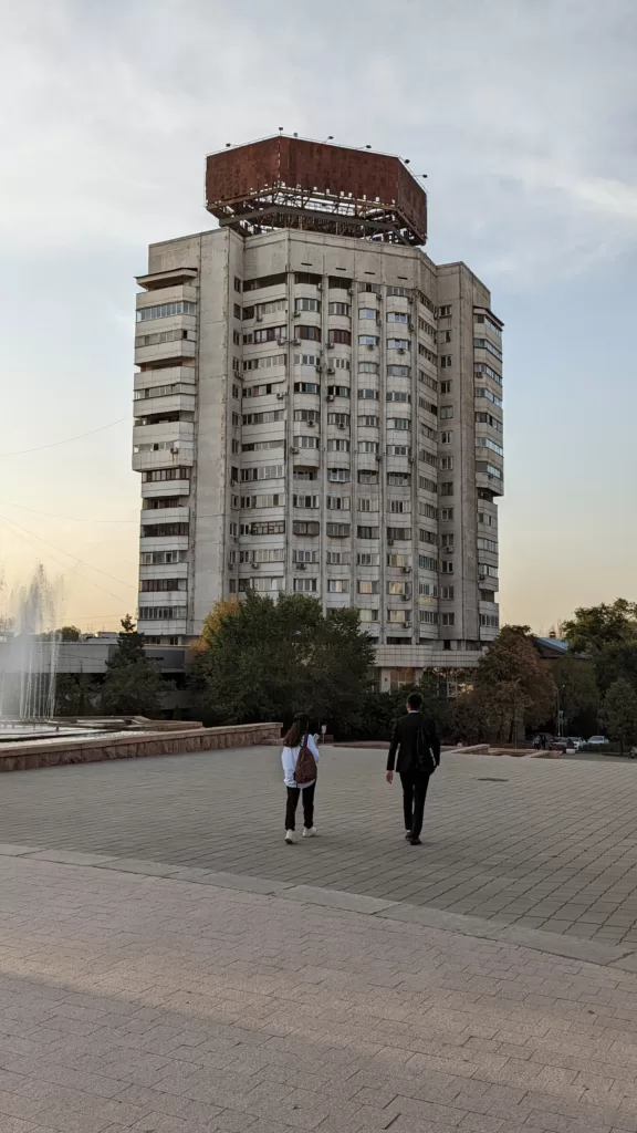 Edificio soviético en Plaza de la República de Almaty