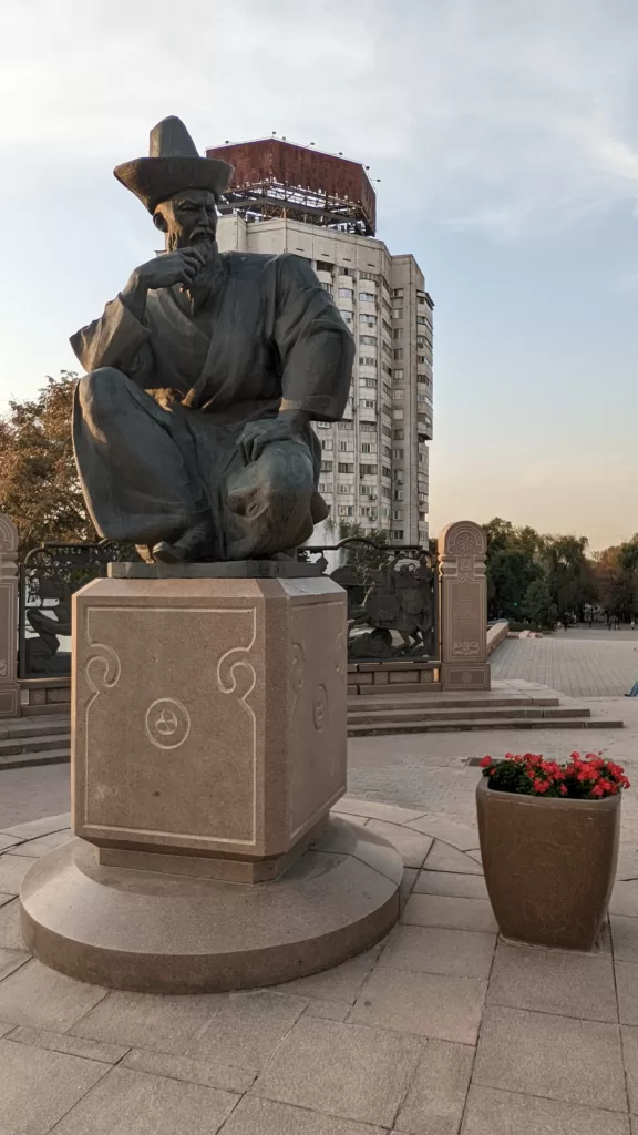 Escultura de nativo en la Plaza de la República de Almaty