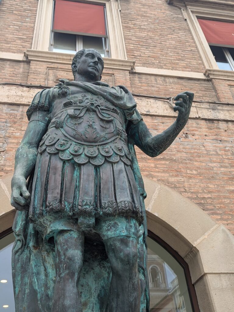 estatua de julio cesar en rimini